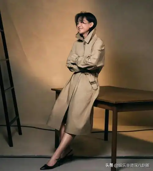 贾玲空降大牌代言人,深v黑色连衣裙职场精英,健康美的新标杆