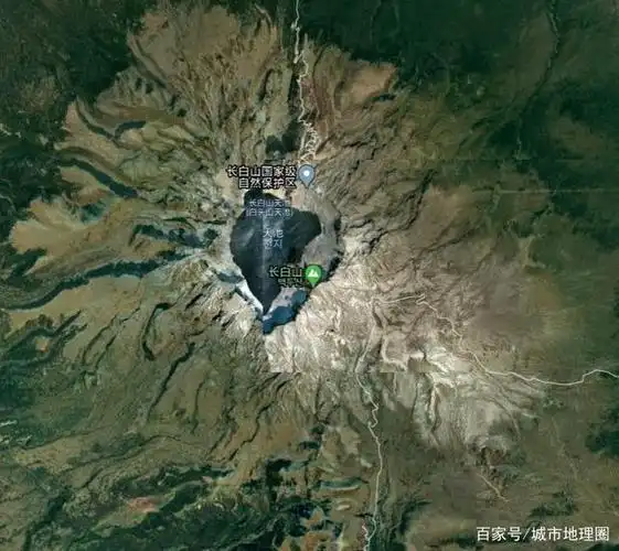 长白山天池 位于吉林和朝鲜交界,是一座休眠火山,火山口积水成湖,是