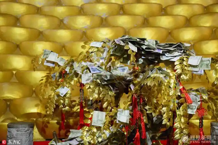 沈阳现"土豪金"关帝像 摇钱树上布满人民币