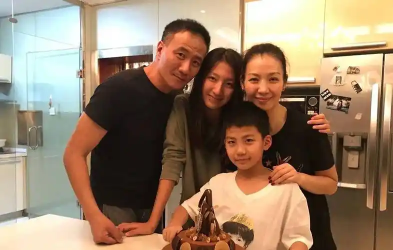 演员胡军,喝酒喝来个老婆,结婚22年零绯闻_卢芳_儿子_硬汉