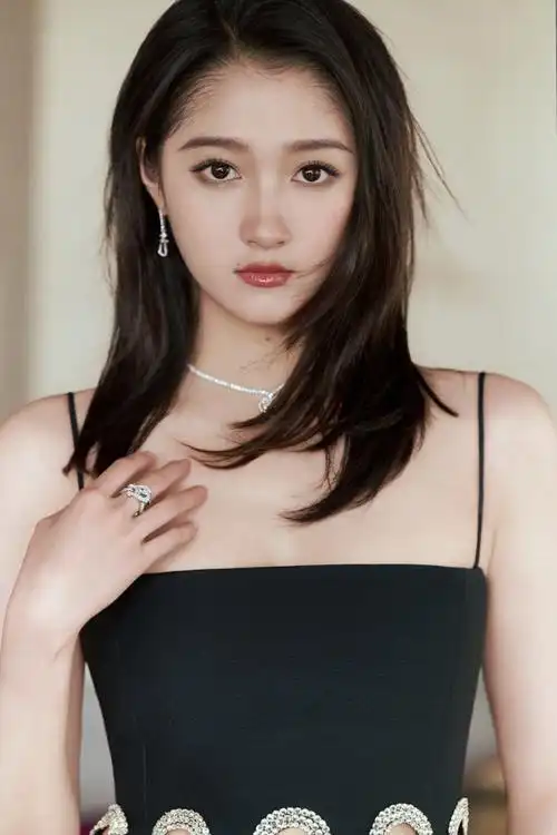 #电视剧品质盛典##关晓彤自己剪的头发#