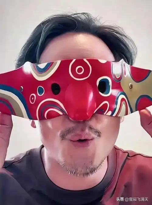 吴彦祖,胡子拉碴的再发视频,重现戴面具经典!真是笑死在评论区