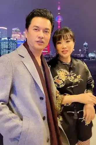 65岁吕良伟晒近况,黑西服配墨镜显年轻帅气,与妻子手牵手