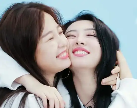 下巴连脖子有多毁形象?看到赵晓棠虞书欣的同框,气质差太多