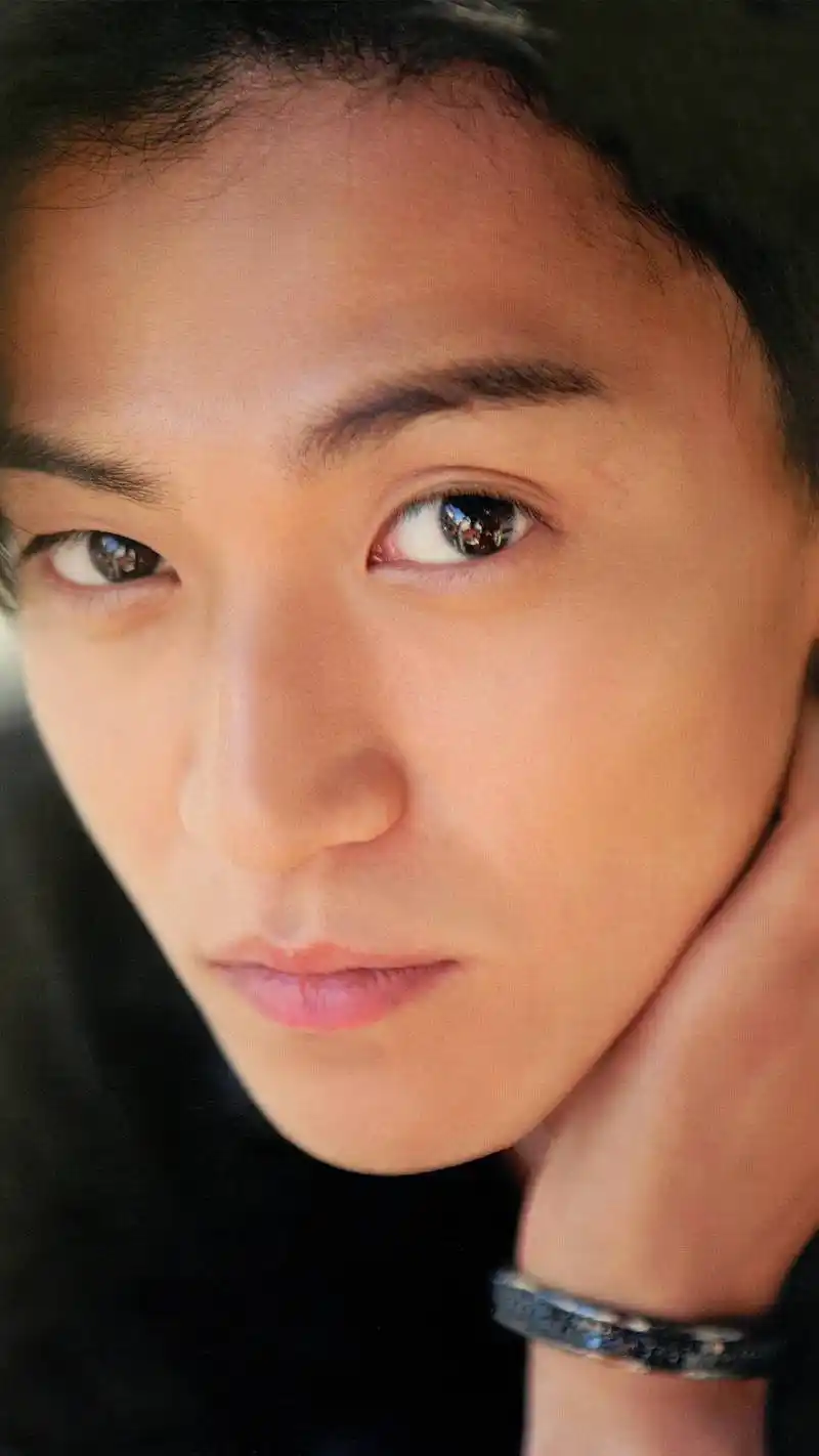 小栗旬长得好帅呀,安静下来好文艺,帅气起来好man,长得这么好看的人