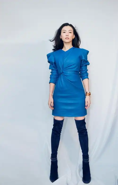 张柏芝产后复工公开亮相 身材纤瘦长腿抢镜