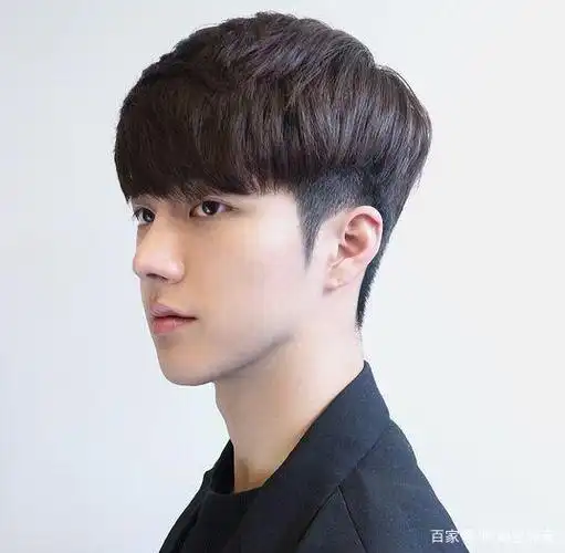 额头比较高的男士,刘海也可以适当加长,修剪出齐刘海的效果,非常帅气