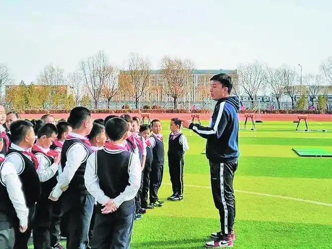 学生在上体育课(资料图)