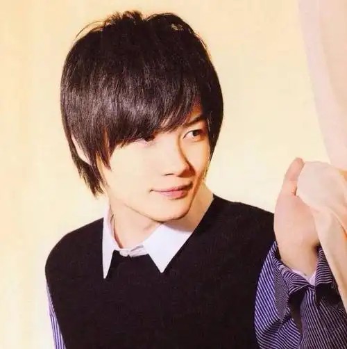 但是神木从很早就开始探索这条道路,不仅能兼顾帅气,演技,高尚人格于