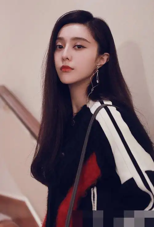 小女生披散长直发轻松迎接时尚风 美腻天边的女生长头发打造