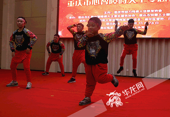 这场文艺汇演的主角是心智障碍人士 他们欢快的爵士舞震撼全场