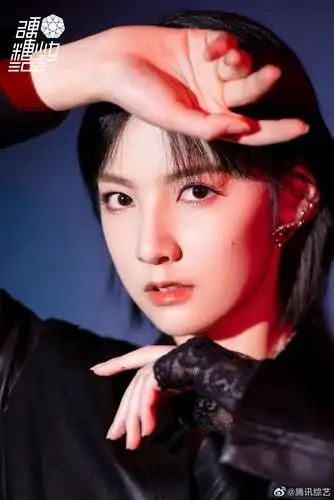 今晚是暗黑超a的硬糖少女303赵粤67