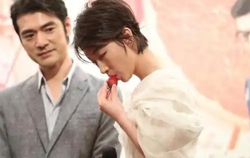 周冬雨台上安静吃草莓,金城武眼神有爱一脸宠溺