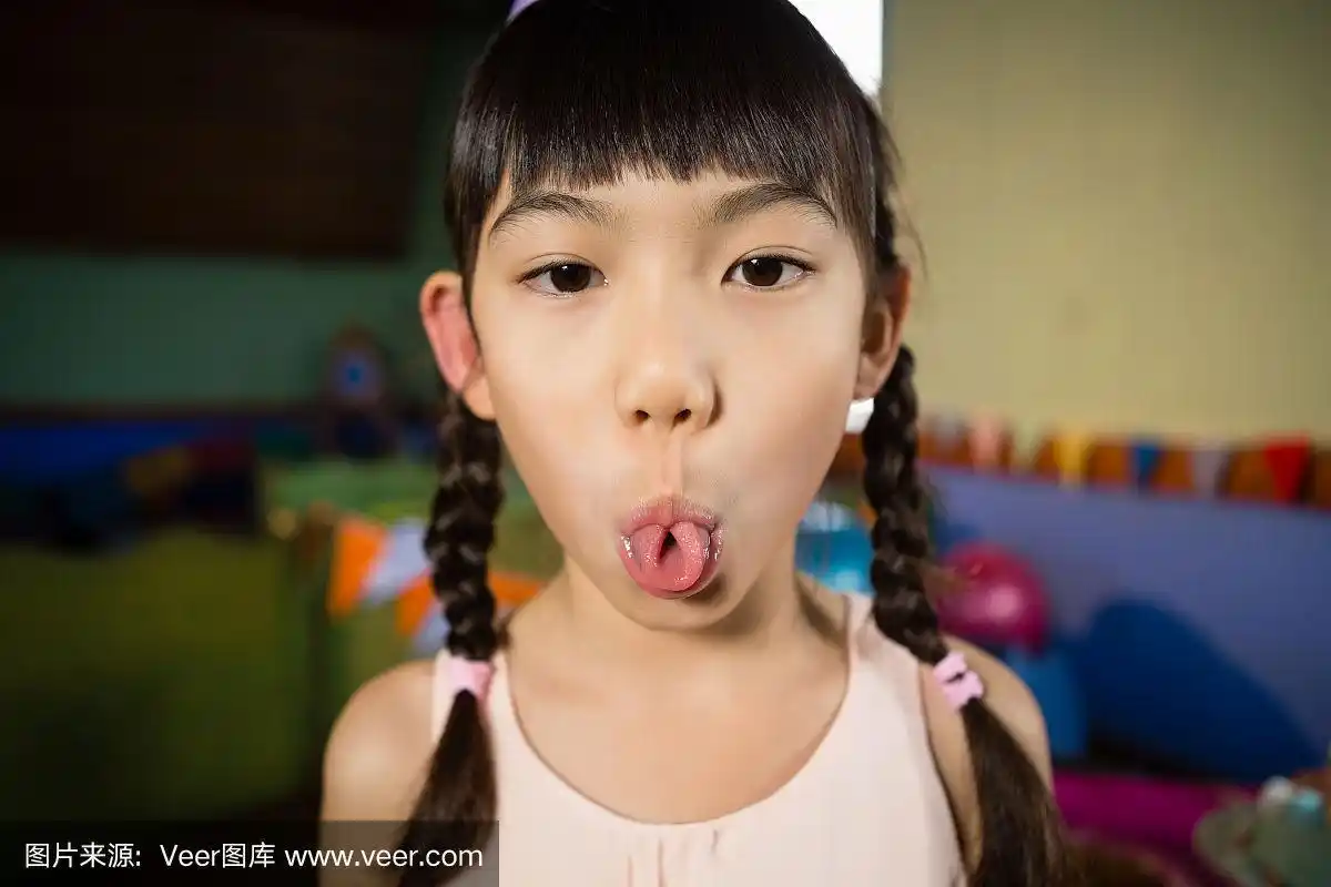 在生日聚会上做鬼脸的女孩