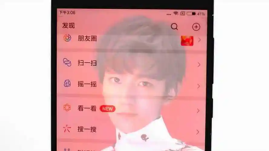 qq微信很火爆的明星主题壁纸教你把王源设为qq微信主题皮肤