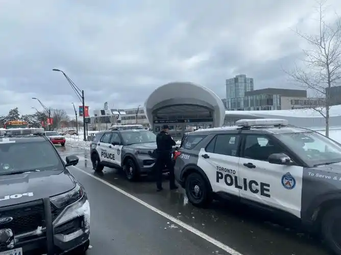 一人中弹!大量警车出动抓人!_警方_青少年_环球