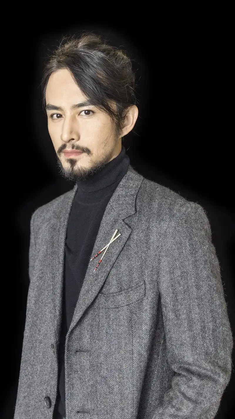 邺王父子,你们喜欢吗～  大衣 gieves&hawkes  裤子 ted baker  高领