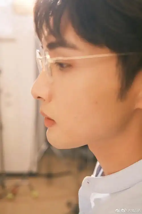 张彬彬逆光侧颜四宫格随拍##张彬彬晒逆光随拍四宫格