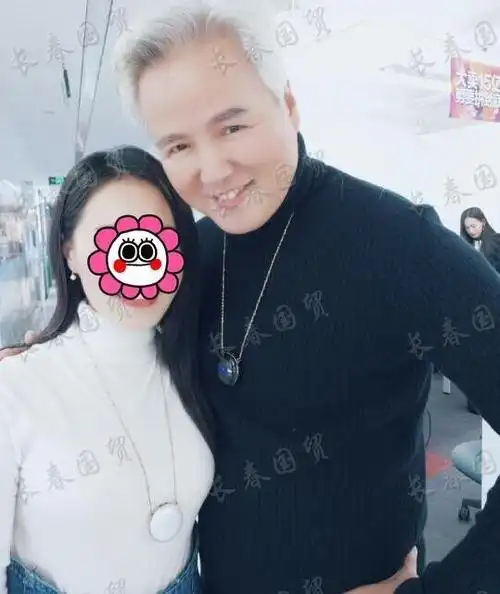 张庭老公与长发女子合影曝光吻脸拥抱坐大腿太亲密了吧