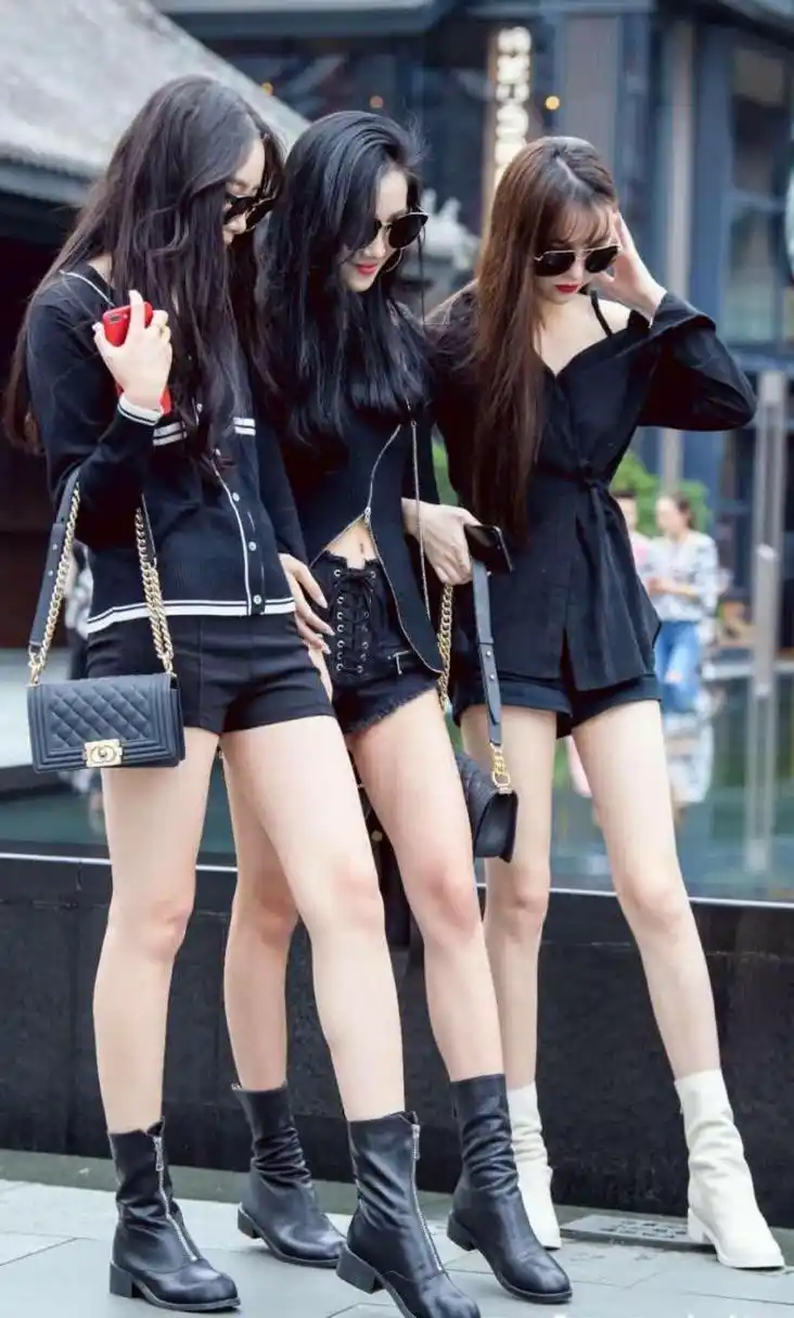 街拍:美女天团出街一个都不少,满屏都是大长腿!网友:眼不够使