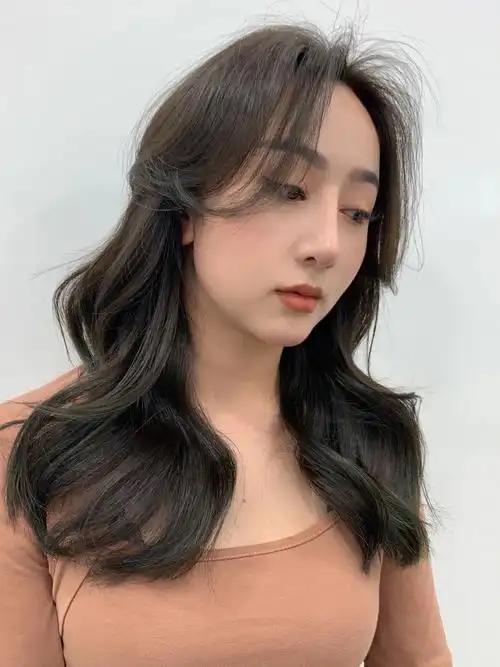 造型烫发咖啡色