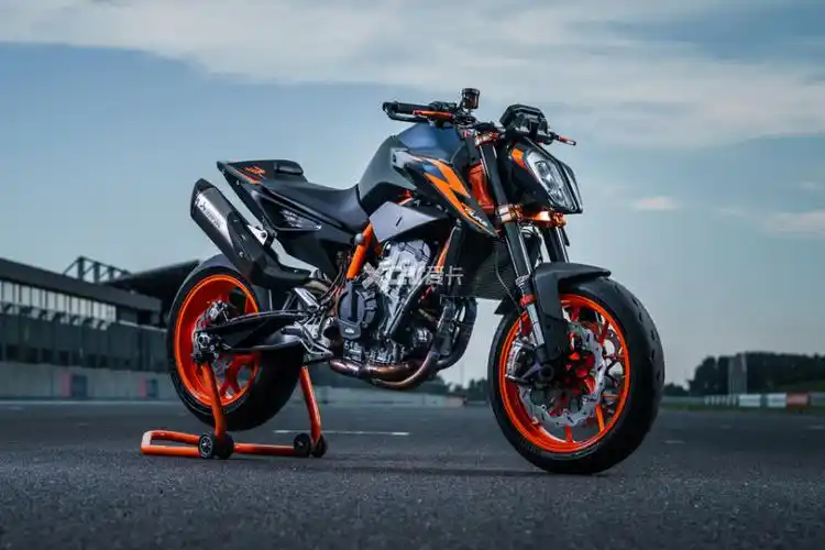 ktm;街车;摩托车;duke;杜克;弯道火箭;性能车;大马力
