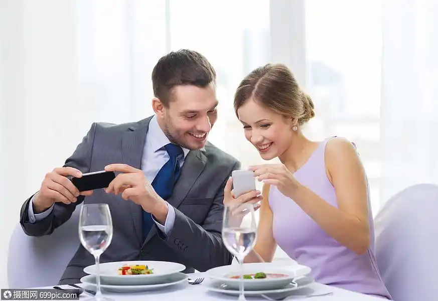餐厅,夫妇,技术假期微笑的女人餐厅的智能手机上向丈夫男朋友展示照片