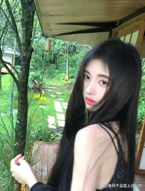 鞠婧祎1994年出生于四川省遂宁市,原名美丽女孩.