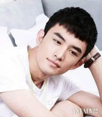 这是一款干练又清爽的男生齐刘海两边铲掉发型,将五官修饰的更加轮廓