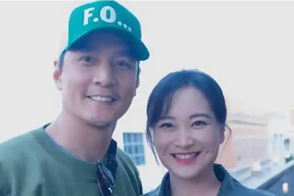 索尼片场贾玲"一脸褶子",全程跷二郎腿,与吴彦祖合影像两代人