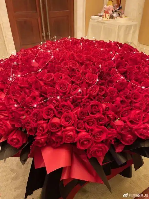 李湘晒全家福照片庆生巨型玫瑰花抢眼
