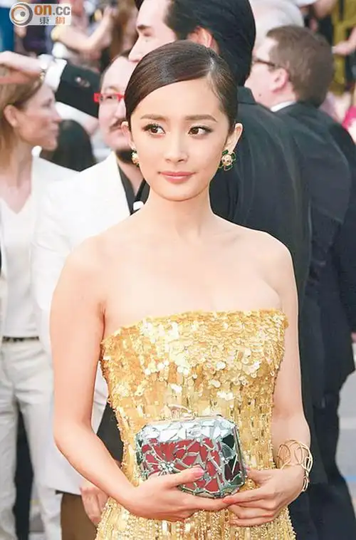 杨幂胸无大痣 发信捍卫清白