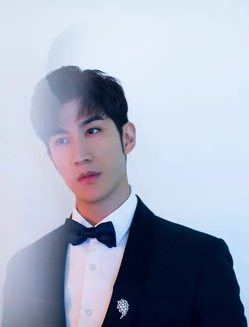 李治廷出席中国电影华表奖 新生力量登台献唱