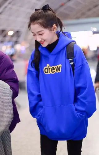 关晓彤现身机场,穿蓝色卫衣配星星紧身裤,戴蝴蝶结发带甜美可爱