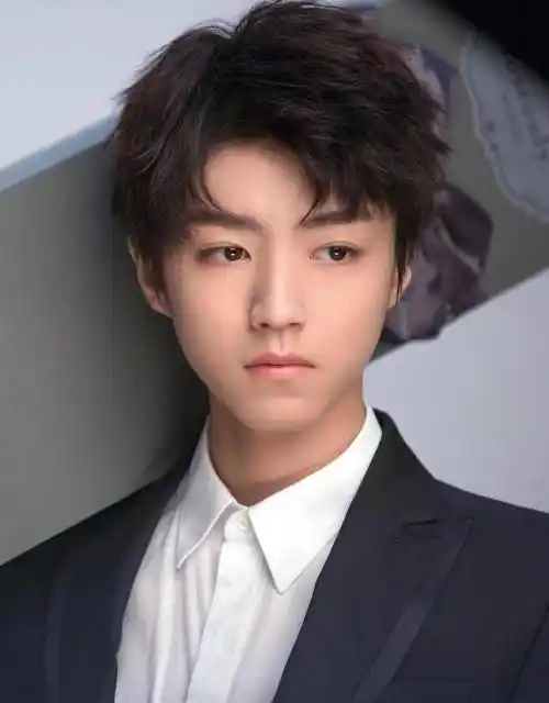 王俊凯《中餐厅》新发型被说,超长刘海究竟是酷还是不讲卫生?