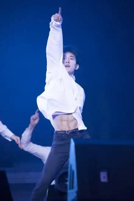 别看易烊千玺瘦,全身是肌肉,就这人鱼线 冰块腹肌简直荷尔蒙爆棚,男友