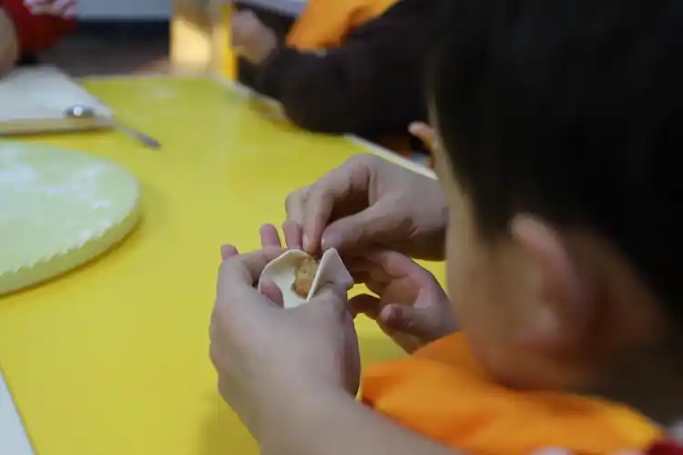 未来贝星迎冬至包饺子活动