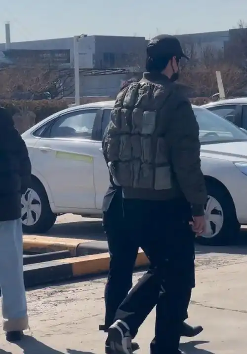 驾校偶遇刘耀文#网友驾校偶遇刘耀文,不得不说身高在人群中很显眼啊