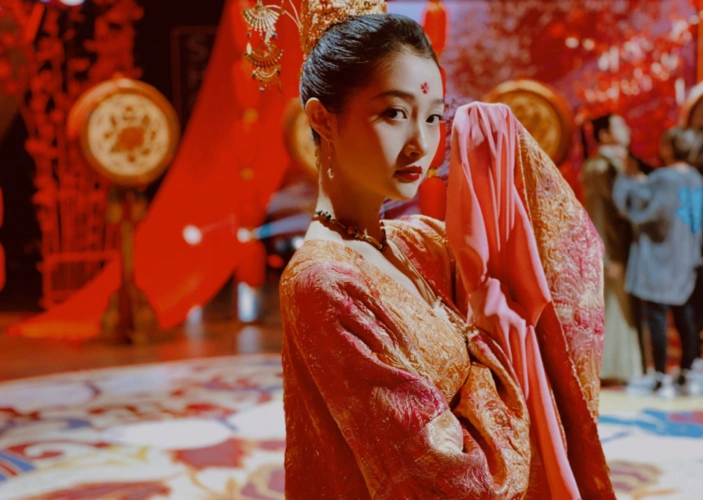 关晓彤个性西装穿搭白色西装飒气十足黑色西装展露性感魅力