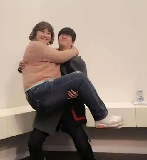 贾玲老公照片曝光,看到真实颜值后,网友:难怪从不晒老公照片!