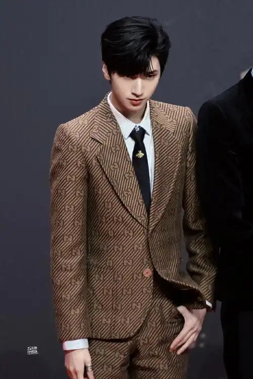 严浩翔超话#时代少年团舞台#偏他背離人潮,晚宴等待暗湧,他說緘默的信