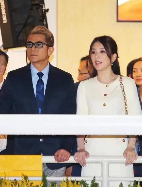 57岁郭富城高调秀恩爱!和方媛看比赛超甜拥抱,方媛越来越优雅了