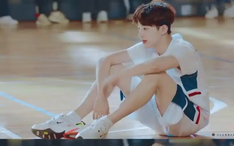 赖冠霖机场 全程看腿