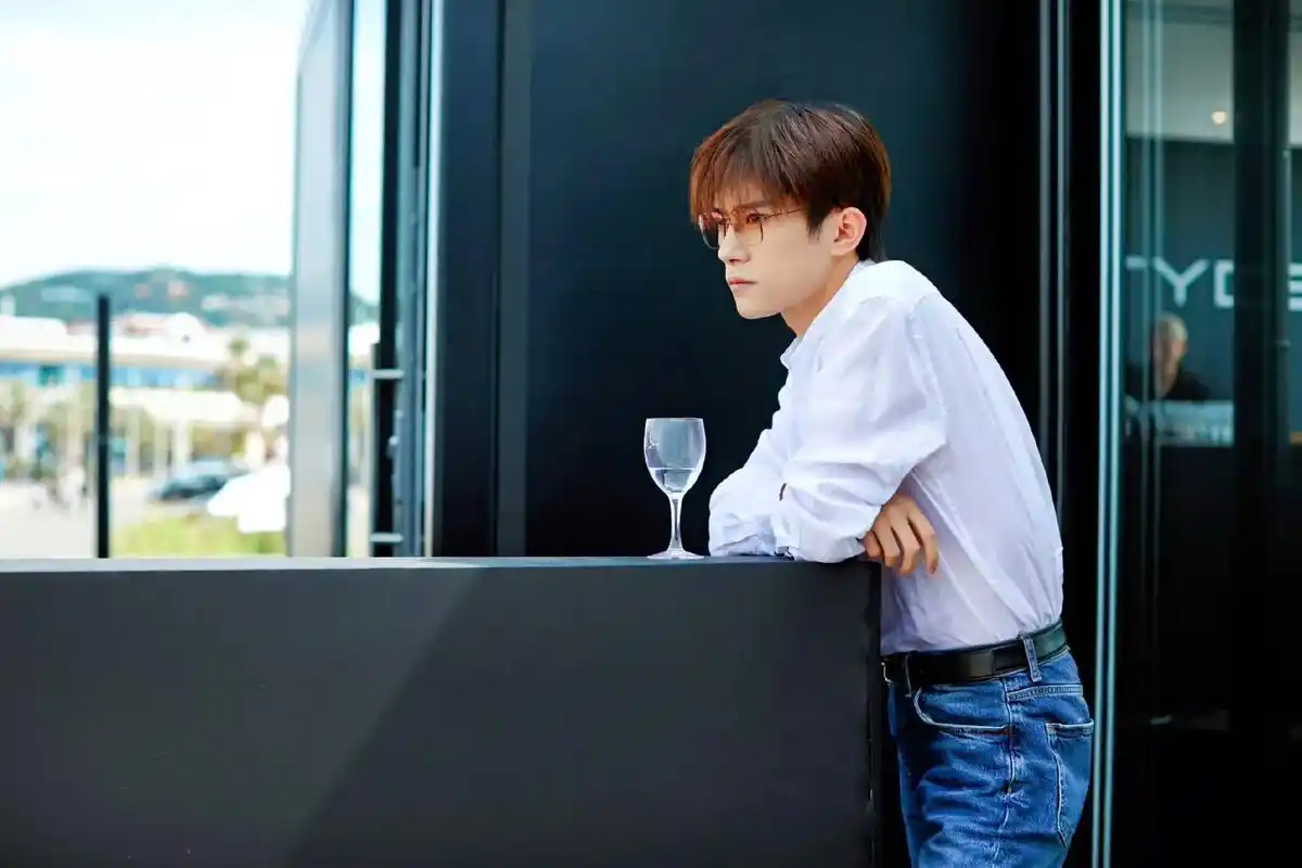 易烊千玺法国白衬衫随拍# 易烊千玺你是真的不知道自己有多帅 - 兑趑