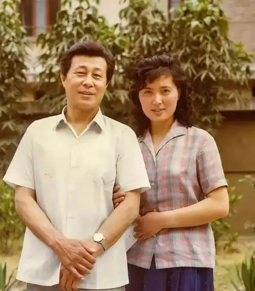 王心刚跟儿子赴美晚年回国养老如今的他证明王铁成没说错