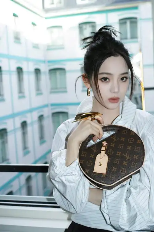 欧阳娜娜巴黎时装周