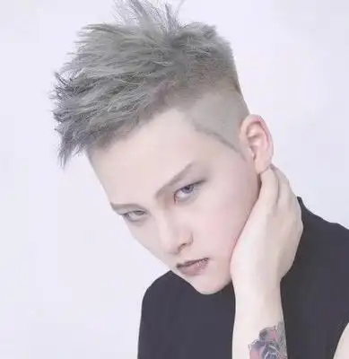 男生两边剃掉中间刘海发型