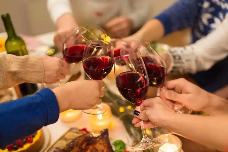 关于喝酒伤心的说说配图「简短」 _qq说说网