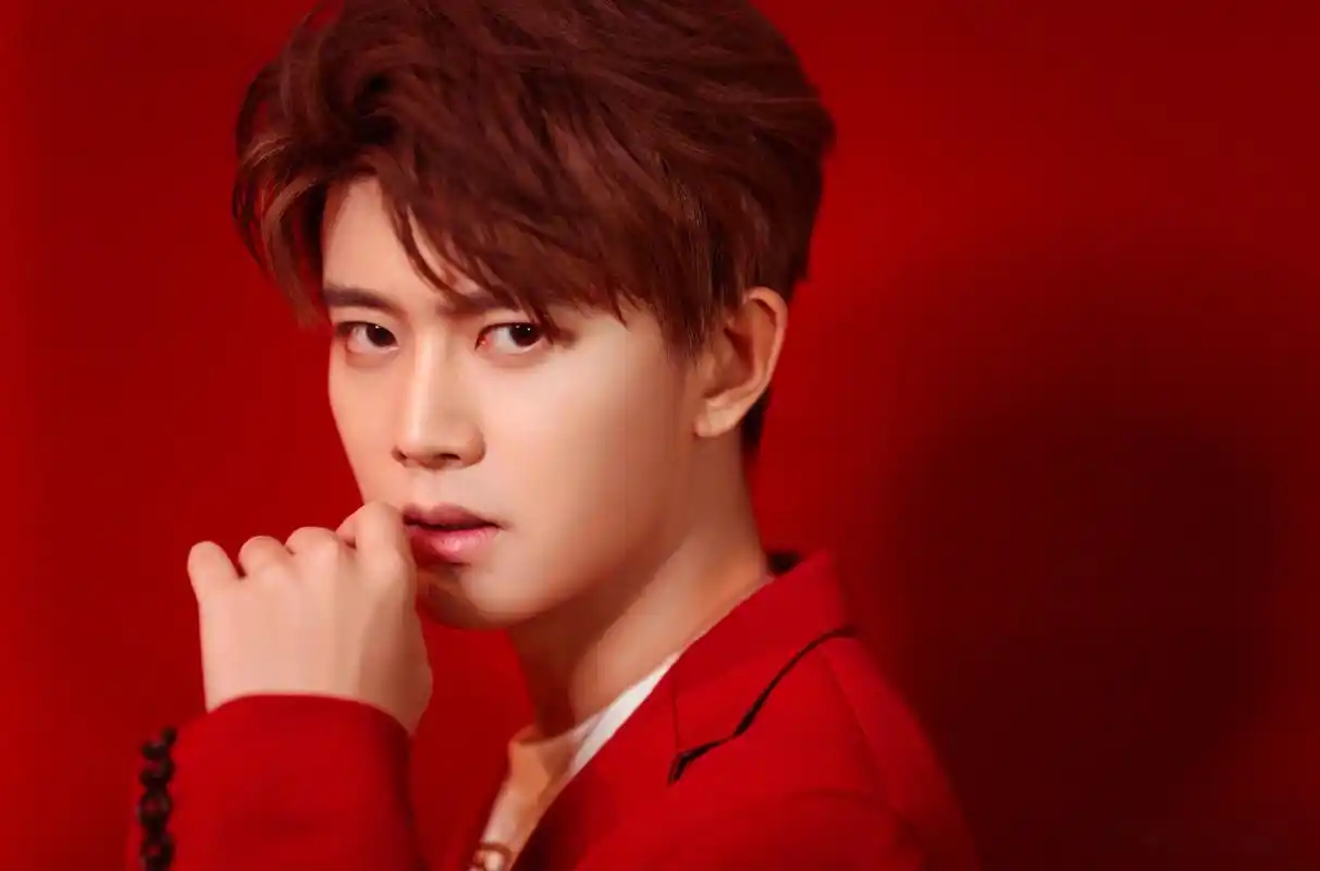 小哥哥任嘉伦真的好适合红色西装啊!