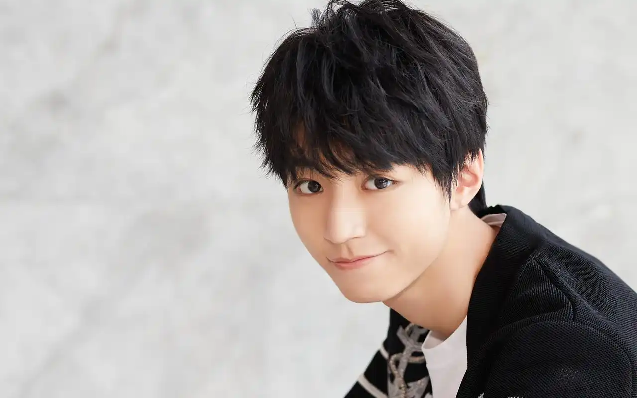 最新王俊凯时尚写真壁纸超帅气的偶像小凯